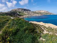 Panoramablick über die blaue Dahlet Qorrot Bucht - Gozo